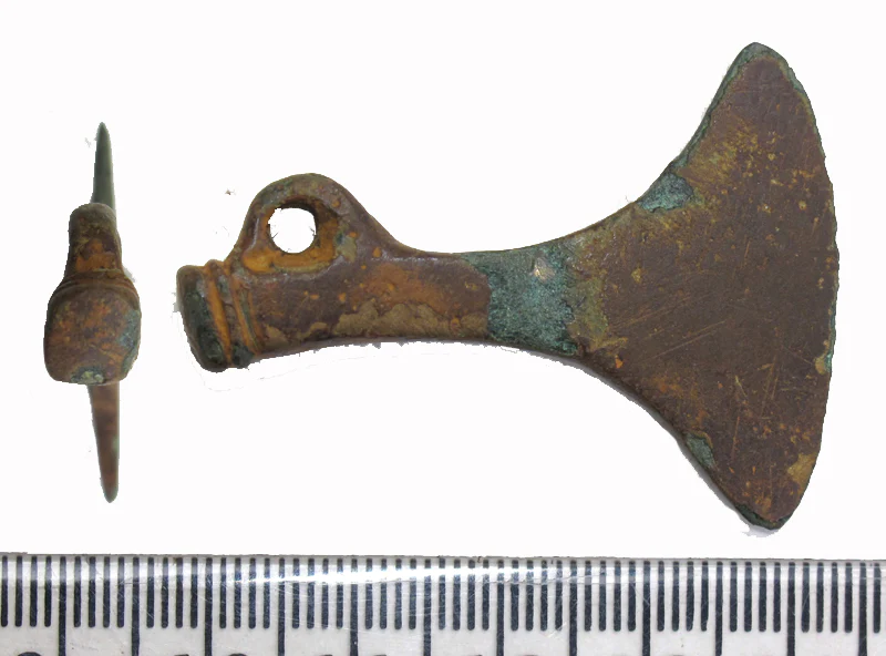 Miniatur Äxte aus Kupfer und anderen Materialien waren schon Früh von Bedeutung [b]