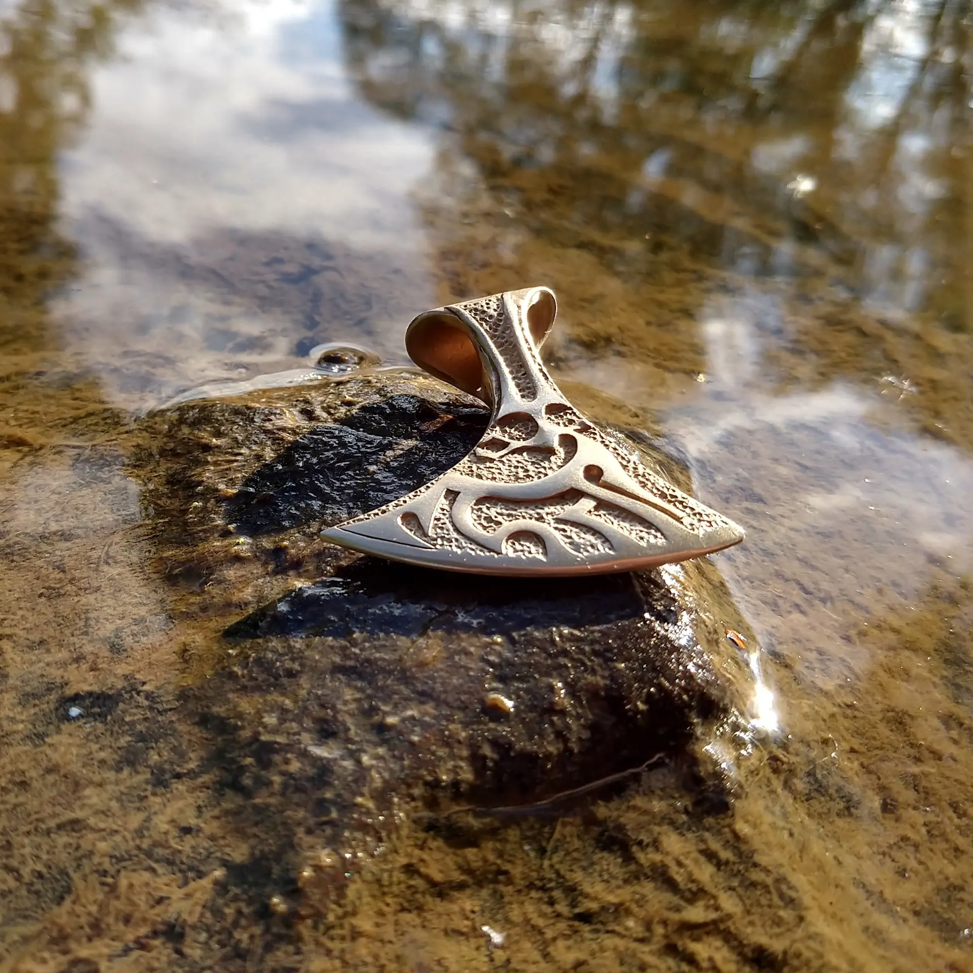 Die Gehörnte in Bronze gegossen aus dem See emporsteigend